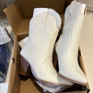 Women’s Ivory Cowgirl Ankle Booties size 6.5 New in Box